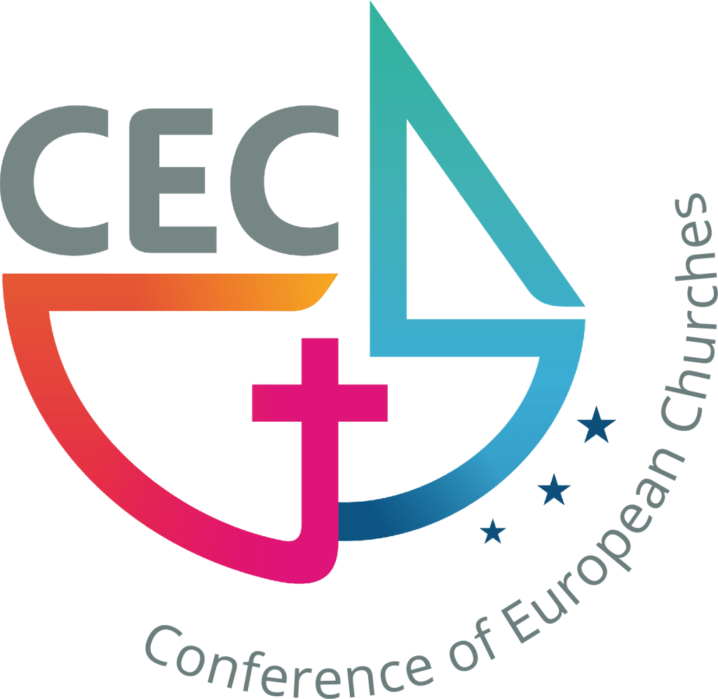 Le logo de 2023 de la Conférence des Églises européennes (CEC), avec une croix rose, et un bateau à voile bleu et orangé.