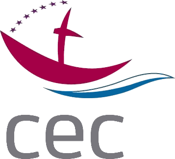 Ancien de logo de la Conférence des Eglises européennes, avant 2023, avec un bateau à voile couleur magenta : le mat est une croix, la voile avant est figurée par sept étoiles à cinq branches, évoquant le drapeau de l'Union européenne. Dessous, une vague bleu et blanche, puis l'acronyme CEC.