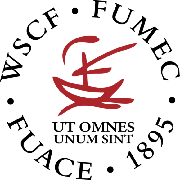 Logo de La Fédération universelle des associations chréttiennes d'étudiants, dont l'acronyme est FUACE en français. Écrit en noir en arc de cercle, les acronymes en français (FUACE), anglais (WSCF) et espagnol (FUMEC) et la date 1895. Au centre, le symbole du bateau rouge, et la devise latine "Ut Ones Unum Sint"